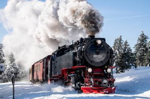 1. Maerz 2018: Schierke Brocken: Die Brockenbahn faehrt von Schierke aus kommend in Richtung Gipfel des Brocken.