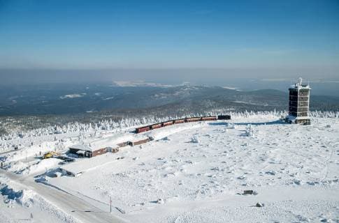 1. Maerz 2018: Schierke Brocken: Blick vom Gipfel des Brocken aus in Richung Brockenbahn und Harz.