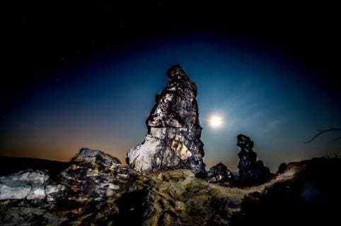 1. Maerz 2018: Neinstedt: Die Teufelsmauer zwischen Neinstedt und Weddersleben erstrahlt im Mondlicht. *** 1 March 2018 Neinstedt The Teufelsmauer between Neinstedt and Weddersleben shines in the moonlight