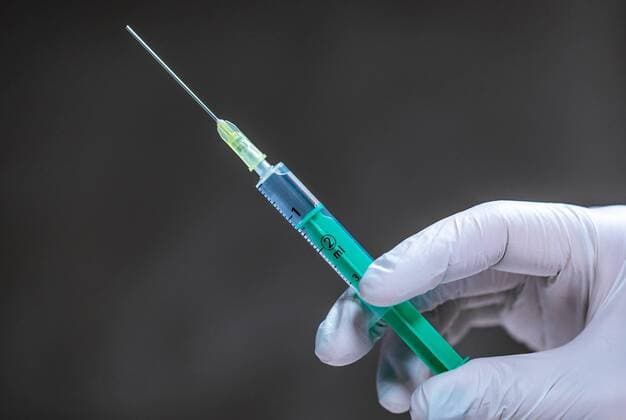 THEMENBILD - Detailaufnahme einer Hand mit einer Medizinischen Einwegspritze, aufgenommen am 03. Maerz 2018 in Oesterreich detail of a hand holding a disposable medical syringe, Austria on 2018 03 03.