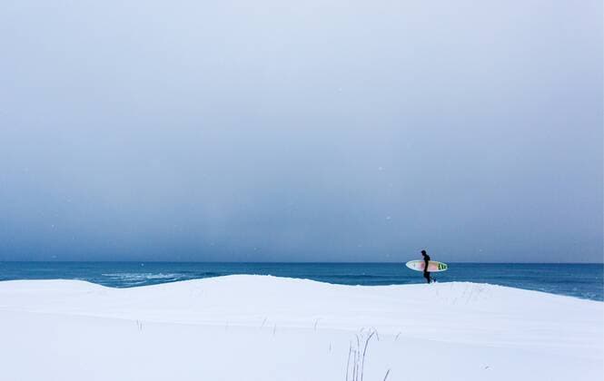KAMCHATKA TERRITORY, RUSSIA - MARCH 2, 2018: A surfer on Russia s Pacific Coast. Yelena Vereshchaka TASS  TS076CCC