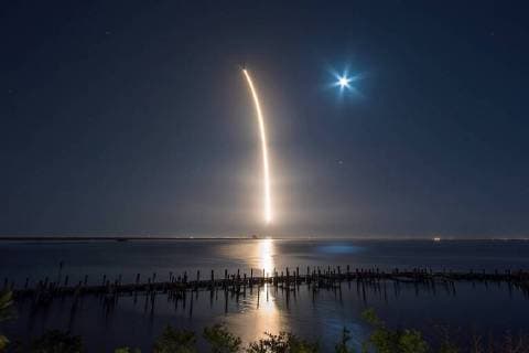 Themen der Woche Bilder des Tages March 6, 2018 - Cape Canaveral, FL, United States of America - Long exposure of the SpaceX Falcon 9 rocket carrying the Hispasat 30W-6 satellite blasting off from Space Launch Complex 40 at Cape Canaveral Air Force Station March March 6, 2018 in Cape Canaveral, Florida. The satellite was the largest carried by a Falcon 9 rocket and the 50th successful launch by SpaceX. Cape Canaveral United States of America - ZUMAp138 20180306_zaa_p138_005 Copyright: xSpacexx