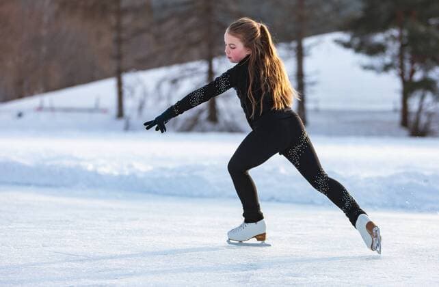 IMAGO Creative, Jahreszeit Winter, Eislaufen Saalfelden THEMENBILD - eine junge Eiskunstlaeuferin trainiert am zugefrorenen Ritzensee, aufgenommen am 01. Maerz 2018, Ort, Oesterreich A young figure skater is training on the frozen Ritzensee on 2018 03 01, Saalfelden, Austria. *** Saalfelden THEME PICTURE a young figure skater trained on the frozen Ritzensee taken on 01 March 2018 Location Austria A young figure skater is training on the frozen Ritzensee on 2018 03 01 Saalfelden Austria  EX_OBH  