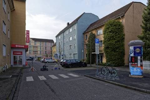 Lindenstraße. Das Foto zeigt das Set der Lindenstraße Lindenstraße mit den Gebäuden auf dem Produktionsgelände anlässlich der Dreharbeiten zweier Folgen, wobei Lindenstraße auf In aller Freundschaft trifft. Sendetermine sind der 15. April 2018 und der 22. April 2018. Köln Nordrhein-Westfalen Deutschland *** Lindenstraße The photo shows the set of the Lindenstraße Lindenstraße with the buildings on the production site on the occasion of the shooting of two episodes where Lindenstraße meets in all friendship Broadcast dates are the 15 April 2018 and the 22 April 2018 Cologne North Rhine Westphalia Germany