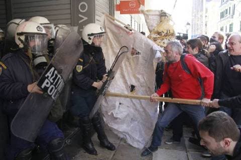 Themen der Woche Bilder des Tages March 7, 2018 - Athens, Greece - Protesters clash with riot policemen during a demonstration against property auctions, Thessaloniki on March 7, 2018 Athens Greece  - ZUMAn230 20180307_zaa_n230_101 Copyright: xGrigorisxSiamidisx