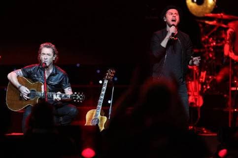 Peter Maffay - Erfurt 08.03.2018 , Erfurt, Messehalle, Peter Maffay & Band - MTV Unplugged Tour 2018 im Bild: Peter Maffay und Johannes Oerding *** Peter Maffay Erfurt 08 03 2018 Erfurt Messehalle Peter Maffay Band MTV Unplugged Tour 2018 in the picture Peter Maffay and Johannes Oerding