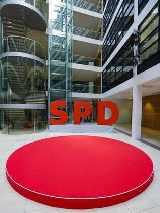 Eine leere Buehne steht vor den Buchstaben der SPD im Willy-Brandt-Haus. Berlin, 09.03.2018. Berlin Deutschland