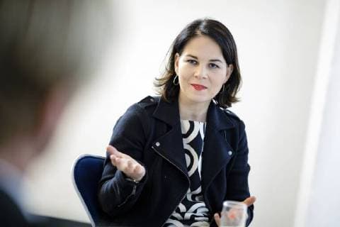 Annalena Baerbock, Buendnis 90 Die Gruenen Parteivorsitzende, gestikuliert in einem Interview. Berlin, 06.03.2018. Berlin Deutschland