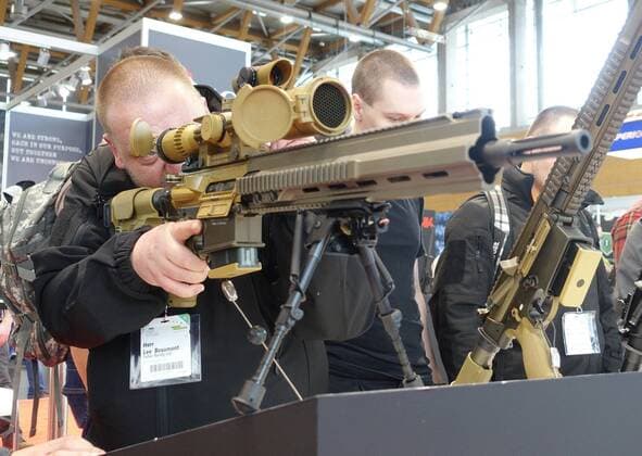 Ein Messebesucher zielt mit einer Gewehr des Modells Heckler und Koch G28Z am 09.03.2018 während der Jagd- und Sportwaffenmesse IWA OutdoorClassics in Nürnberg. Auf der IWA präsentieren zwischen dem 9. und 12. März mehr als 1400 Aussteller Jagd- und Sportwaffen, Munition, Messer, Outdoor-Bedarf und Zubehör. --- A man aims with a G28Z assault rifle manufactured by Heckler und Koch IWA Outdoor ClassicsMesse in Nürnberg --- IWA fair in Nuremberg