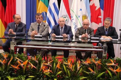(L-R) Brazilian Foreign Minister Aloysio Nunes, Uruguayan Chancellor Rodolfo Nin Nova, Paraguayan Chancellor Eladio Loizaga, Argentinian Chancellor Jorge Faurie, and Canadian Minister of International Trade, François-Philippe Champagne, participate in the signing of a joint statement that will give way to negotiations between Mercosur and Canada at the headquarters of the Ministry of Foreign Affairs of Paraguay in Asuncion, Paraguay, 09 March 2018. The four foreign ministers of Mercosur (Argentina, Brazil, Paraguay and Uruguay) will formalize the beginning of negotiations for a free trade agreement with Canada, represented at the summit by its Minister of International Trade, Francois-Philippe Champagne. Ministers of Foreign Affairs of Mercosur meet in Asuncion for negotiations with Canada !ACHTUNG: NUR REDAKTIONELLE NUTZUNG!  Copyright: xAndresxCristaldox ASU12 20180309-636562135364360287