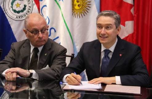 Argentinian Chancellor Jorge Faurie (L), and Canadian Minister of International Trade, François-Philippe Champagne, participate in the signing of a joint statement that will give way to negotiations between Mercosur and Canada at the headquarters of the Ministry of Foreign Affairs of Paraguay in Asuncion, Paraguay, 09 March 2018. The four foreign ministers of Mercosur (Argentina, Brazil, Paraguay and Uruguay) will formalize the beginning of negotiations for a free trade agreement with Canada, represented at the summit by its Minister of International Trade, Francois-Philippe Champagne. Ministers of Foreign Affairs of Mercosur meet in Asuncion for negotiations with Canada !ACHTUNG: NUR REDAKTIONELLE NUTZUNG!  Copyright: xAndresxCristaldox ASU20 20180309-636562136039060287