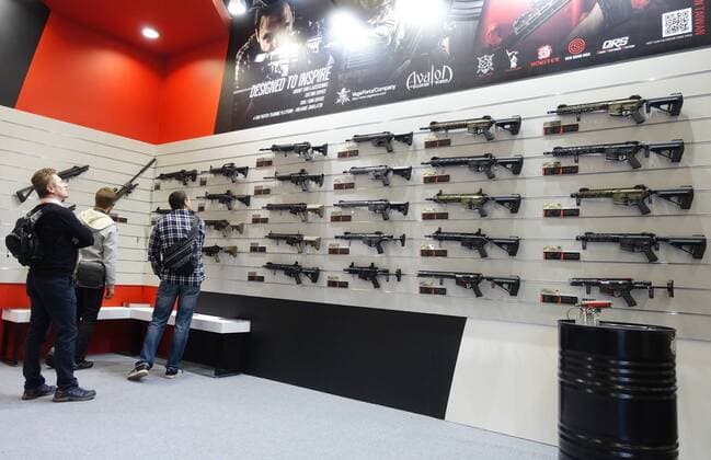 Messebesucher sehen sich Luftdruck-Gewehr Nachbauten an am 09.03.2018 während der Jagd- und Sportwaffenmesse IWA OutdoorClassics in Nürnberg. Auf der IWA präsentieren zwischen dem 9. und 12. März mehr als 1400 Aussteller Jagd- und Sportwaffen, Munition, Messer, Outdoor-Bedarf und Zubehör. --- IWA Outdoor ClassicsMesse in Nürnberg --- IWA fair in Nuremberg