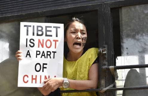 Themen der Woche Bilder des Tages NEW DELHI, INDIA - MARCH 9: Members of Tibetian youth congress protest against China to commemorate the 1959 uprising in Tibet at China Embassy, Shantipath, New Delhi, India, on Friday, March 9, 2018. (Photo by Sanchit Khanna Hindustan Times) Tibetian Youth Congress Protesting Against China To Commemorate The 1959 Uprising In Tibet At China Embassy