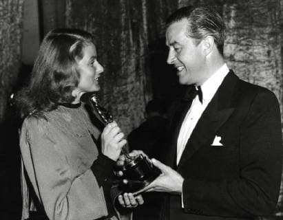 OSCARS. Bester Hauptdarsteller. Preisträger 1941-1950 Ray Milland receiving Oscar from Ingrid Bergman at The 18th Annual Academy Awards 1946 File Reference 33536_594THA Hollywood CA USA  Copyright: xCinemaxPublishersxCollection Thex 33536_594THA