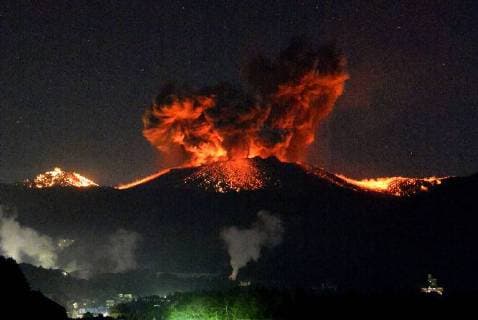 Themen der Woche Bilder des Tages Mt. Shimmoe eruption Explosive eruptions continue at Mt. Shinmmoe, a 1,421-meter high volcano straddling Kagoshima and Miyazaki prefectures in southwestern Japan, on March 10, 2018. 