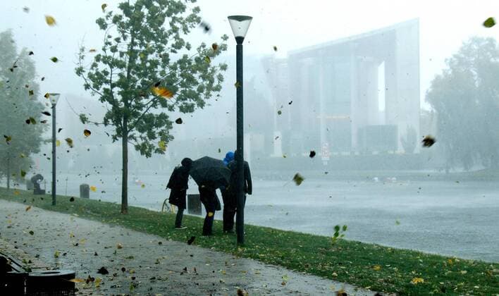 IMAGO Nature: Unsere Erde, Ressourcen, Wind Regen, Unwetter und Sturm am Bundeskanzleramt 06.10.2012 , Regen, Unwetter und Sturm am Bundeskanzleramt , GER, Berlin Berlin Berlin Deutschland Tiergarten *** Rain Storm and storm at the Federal Chancellery 06 10 2012 Rain Storm and storm at the Federal Chancellery GER Berlin Berlin Berlin Germany Tiergarten