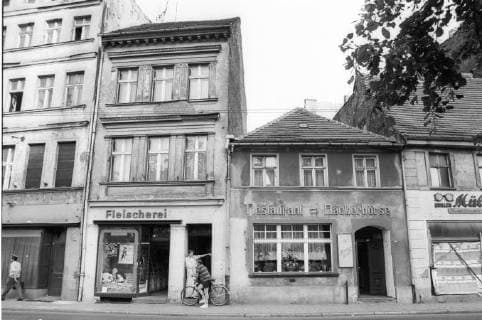 Feature Symbol: Cottbus (DDR) 09 90 hör Cottbus im September 1990 Deutschland Einheit deutsche DDR Deutsche Demokratische Republik geteilt Osten Ostzone Zone Ost Sozialismus sozialistisch sozialistische Impressionen Impression Architektur Haus Gebäude Innenstadt Fleischerei Restaurant Bäckerbörse Sandower Straße gdr germany eastern historic quer draußen sw *** Feature Symbol Cottbus DDR 09 90 Hör Cottbus September 1990 Germany Unity German DDR German Democratic Republic divided East East Zone Zone East Socialism Socialist Socialist Impressions Impression Architecture House Building Downtown Butcher Shop Restaurant Bäckerbörse Sandower Street gdr germany eastern historic cross outside sw