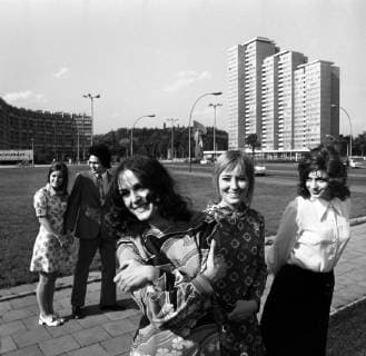 13.10.1972, Berlin, Deutsche Demokratische Republik (DDR) - Junge Menschen tragen am Leninplatz (heute Platz der Vereinten Nationen) die neueste Sommer-Mode. (20-30 Jahre, 70er Jahre, Alltag, Anzug, aussen, Aussenaufnahme, Bekleidung, Berlin, DDR, deutsch, Deutsche Demokratische Republik, Deutschland, Emotion, Europa, europaeisch, Fashion, Frauen, Freizeit, Freude, GDR, gemeinsam, Gesellschaft, Gruppe, Herbst, Historie, historisch, Jahreszeit, Kaukasier, kaukasisch, Kleider, Kleidung, lachen, lachend, Leninplatz, Mann, Menschen, Mode, Modeaufnahme, Modekollektion, Models, Modeshooting, modisch, Personen, Platz der Vereinten Nationen, pmscartandhistory, praesentieren, QF, Quadrat, Querformat, s w, schwarz, schwarz weiss, schwarz-weiss, Schwarzweiss, Siebziger Jahre, Sommer-Mode, Sommermode, Spass, Stadt, Stadtleben, Strasse, Strassenszene,