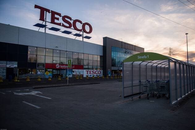 March 11, 2018 - Krakow, Poland - Tesco supermarket seen closed as the first Sunday shopping ban takes effect in Krakow. The government introduced a new law, that limits bans trade on two Sundays per month, rising to three Sundays a month from 2019. Krakow Poland - ZUMAs197 20180311_zaa_s197_067 Copyright: xOmarxMarquesx