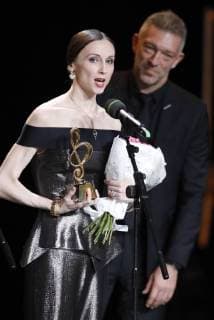 MOSCOW, RUSSIA â€“ MARCH 11, 2018: French actor Vincent Cassel (R) gives Bolshoi Ballet principal dancer Svetlana Zakharova the Best Ballet trophy for her Amore project at a ceremony to present BraVo international professional music awards at the Bolshoi Theatre. Artyom Geodakyan TASS  TS07740F