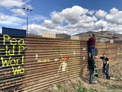 Themen der Woche Bilder des Tages Tourists visit prototypes of the border wall, in San Diego, USA, 11 March 2018. A group of United States tourists arrived today to the border between San Diego (California, USA) and Tijuana (Mexico) to observe the prototypes of the border wall and see what it is to live on the other side of the border . Tourists arrive at the border to see the prototypes of Trump s wall !ACHTUNG: NUR REDAKTIONELLE NUTZUNG!  Copyright: xAlexandraxMendozax YGH01 20180312-636564253423422858