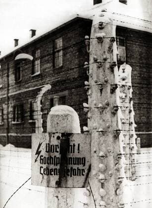 IMAGO History, Zweiter Weltkrieg: 1939 - 1945 Konzentrationslager Auschwitz Ein Stacheldrahtzaun mit einem Warnschild Gefahr-Hochspannungs-Lebensgefahr . Das Lager wurde von Soldaten der Sowjetunion von der 1. Ukrainischen Front unter dem Kommando von Marschall Iwan Stepanowitsch Konew befreit. Polen. Datum: 27. Januar 1945.