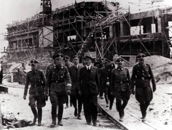 IMAGO History, Zweiter Weltkrieg: 1939 - 1945 Besichtigung bei Heinrich Himmlers Besuch der Monowitz-Buna-Anlage. Von links nach rechts: Rudolph Brandt, Heinrich Himmler. Mitte: Max Faust (Chefingenieur). Rechts: Rudolf Höß, Lagerkommandant. Auschwitz, Polen. Datum: 17. Juli 1942
