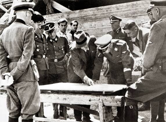 IMAGO History, Zweiter Weltkrieg: 1939 - 1945 Heinrich Himmler (Mitte rechts) und Max Faust, Chefingenieur (Mitte links) bei Himmlers Besuch der Monowitz-Buna-Werke in Auschwitz, Polen. Datum: 17. Juli 1942