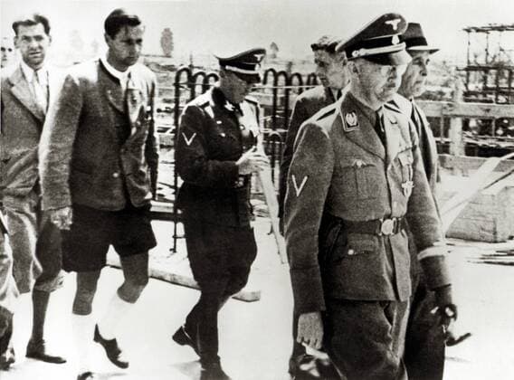 IMAGO History, Zweiter Weltkrieg: 1939 - 1945 Reichsführer SS Heinrich Himmler (rechts) und Max Faust, Chefingenieur (ganz rechts) bei Himmlers Besuch der Monowitz-Buna-Werke in Auschwitz, Polen. Datum: 17. Juli 1942