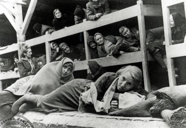 Konzentrationslager Auschwitz Frauen in der Kaserne von Birkenau. Foto aus einem sowjetischen Film über die Befreiung des Lagers. Die sowjetische 1. Ukrainische Front kam am Nachmittag des 27. Januar 1945 nach Auschwitz und fand 7.650 überlebende Gefangene, 1.200 in Auschwitz I, 5.800 in Auschwitz II-Birkenau und 650 in Auschwitz III-Monowitz-Buna. Polen. Datum: Februar 1945