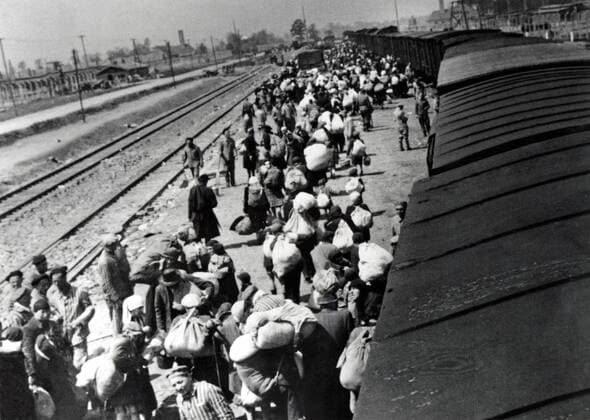 IMAGO History, Zweiter Weltkrieg: 1939 - 1945 Ankunft der ungarischen Juden in Auschwitz-Birkenau. Zwischen dem 2. Mai und dem 9. Juli 1944 deportierten ungarische Gendarmen unter Führung deutscher SS-Leute mehr als 430.000 ungarische Juden aus Ungarn, die meisten von ihnen nach Auschwitz, Polen. Datum: Juni 1944