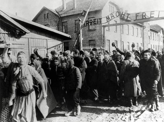 Überlebende von Auschwitz verlassen das Lager. Foto von einem sowjetischen Fotografen während der Herstellung eines Films über die Befreiung des Lagers gemacht. Auschwitz, Polen. Datum: Februar 1945