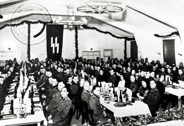 Konzentrationslager Neuengamme. Weihnachtsfeier der SS-Garde, 25. Das Lager befindet sich im Südosten von Hamburg, Deutschland. Datum: 25. Dezember 1943 *** Concentration camp Neuengamme Christmas party of the SS Guard 25 The camp is located in the southeast of Hamburg Germany Date 25 December 1943