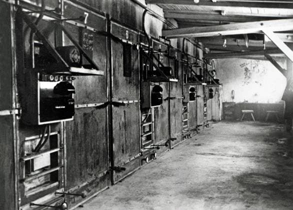 IMAGO History, Zweiter Weltkrieg: 1939 - 1945 Der Ofenraum. Ein Lastenaufzug brachte die Leichen aus der Vergasungskammer des Krematoriums III in Birkenau, KZ Auschwitz, Polen. Datum: Januar 1945