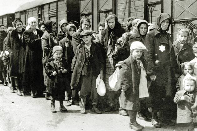 IMAGO History, Zweiter Weltkrieg: 1939 - 1945 Ankunft der ungarischen Juden in Auschwitz-Birkenau. Zwischen dem 2. Mai und dem 9. Juli 1944 deportierten ungarische Gendarmen unter Führung deutscher SS-Funktionäre mehr als 430.000 ungarische Juden aus Ungarn, die meisten von ihnen nach Auschwitz, Polen. Datum: Juni 1944