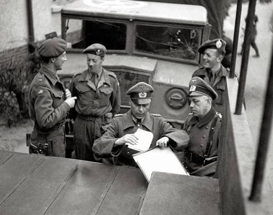 IMAGO History, Zweiter Weltkrieg: 1939 - 1945 Offiziere der 2. Britischen Armee und 2 Wehrmachtsoffiziere verhandeln über das Abkommen über die Übergabe des neutralen Territoriums des Lagers Bergen-Belsen an die britische Armee. Anschließend besetzte die 11. Panzerdivision das Konzentrationslager am 15. April 1945. Bergen-Belsen, Deutschland. Datum: 12. April 1945