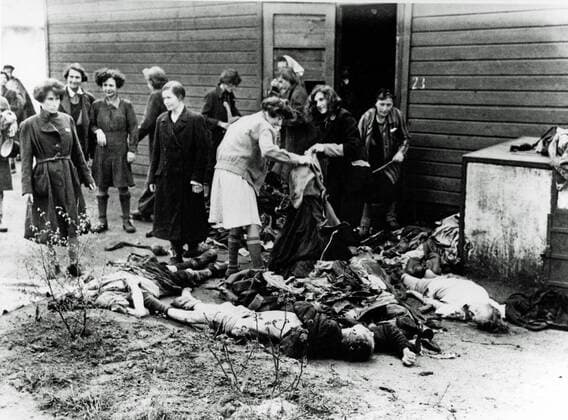 IMAGO History, Zweiter Weltkrieg: 1939 - 1945 KZ Bergen-Belsen. Befreite Frauen, die sich die Kleidung der Toten holen, nachdem das Lager der Allied 21st Army Group übergeben wurde. Im Lager wurden 55.000 Häftlinge - viele mit Typhus und Ruhr - gefunden. Mehr als 10.000 ehemalige Häftlinge starben nach der Befreiung. Deutschland. Datum: 15. April 1945