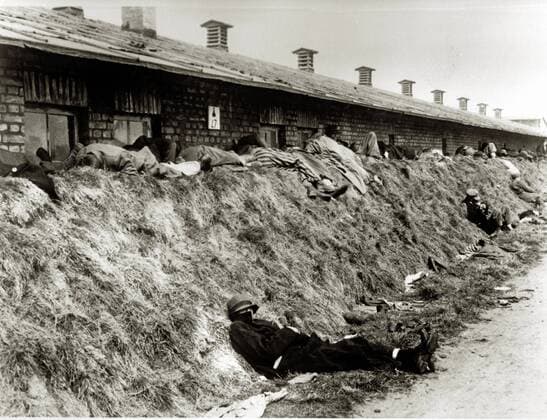 IMAGO History, Zweiter Weltkrieg: 1939 - 1945 KZ Bergen-Belsen. Nach der Übergabe an die Allied 21st Army Group sind überall im Lager Leichname toter Häftlinge. Im Lager wurden 55.000 Häftlinge - viele mit Typhus und Ruhr - gefunden. 13.000 ehemalige Häftlinge starben nach der Befreiung. Deutschland. Datum: 15. April 1945