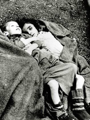IMAGO History, Zweiter Weltkrieg: 1939 - 1945 KZ Bergen-Belsen Zwei Kinder sind nach der Ankunft der Allied 21st Army Group kaum noch am Leben. Im Lager wurden 55.000 Häftlinge - viele mit Typhus und Ruhr - gefunden. 13.000 ehemalige Häftlinge starben nach der Befreiung. Deutschland. Datum: 15. April 1945