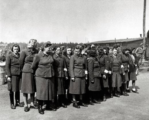 IMAGO History, Zweiter Weltkrieg: 1939 - 1945 Die Aufseherinnen im Konzentrationslager Bergen-Belsen wurden von den Briten gefangen genommen. 60.000 zivile Gefangene - viele mit Typhus und Ruhr - wurden im Lager gefunden. Tausende waren tot. Bergen-Belsen, Deutschland. Datum: 17. April 1945