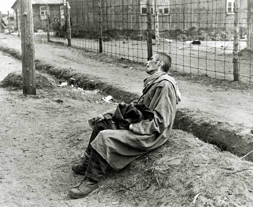 IMAGO History, Zweiter Weltkrieg: 1939 - 1945 KZ Bergen-Belsen Überlebende im Lager, das von der Alliierten 21. Armee-Gruppe übernommen wurde. Im Lager wurden 55.000 Häftlinge - viele mit Typhus und Ruhr - gefunden. 13.000 ehemalige Häftlinge starben nach der Befreiung. Deutschland. Datum: 15. April 1945