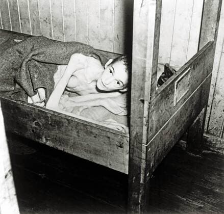 IMAGO History, Zweiter Weltkrieg: 1939 - 1945 KZ Bergen-Belsen Überlebender Typhus an der Krankenstation im Lager, die von der Alliierten 21. Armee-Gruppe übernommen wurde. Im Lager wurden 55.000 Häftlinge - viele mit Typhus und Ruhr - gefunden. 13.000 ehemalige Häftlinge starben nach der Befreiung. Deutschland. Datum: 15. April 1945