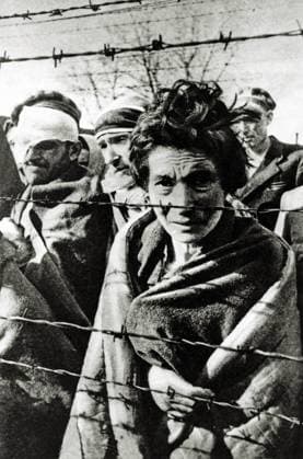 Ohrdruf (Gotha) Konzentrationslager. Konzentrationslager Auschwitz Einige der Überlebenden von Auschwitz I stehen während der Ankunft der Roten Armee nahe dem Zaun. Soldaten der Sowjetunion in der Ersten Armee der Ukrainischen Front unter dem Kommando von Marschall Koniev befreiten das Lager. Polen. Datum: 27. Januar 1945