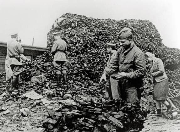 Konzentrationslager Auschwitz Russische Soldaten inspizieren einen Haufen Schuhe. Am 27. Januar 1945 marschierte die sowjetische Armee in Auschwitz ein und befreite mehr als 7.000 Gefangene, die meist krank und sterbend waren. Polen. Datum: 28. Januar 1945