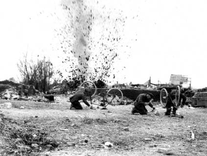 German retreat to the Hindenburg line Cycle orderlies under fire in the ruined village of Etreillers April 1917, Copyright: Topfoto  !ACHTUNG AUFNAHMEDATUM GESCHÄTZT! UnitedArchives1295977