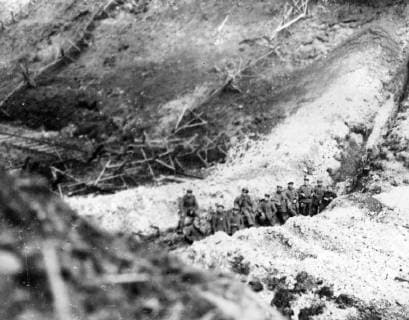 Trench crossing the railway embankment , Mercatel . 1915, Copyright: Topfoto  !ACHTUNG AUFNAHMEDATUM GESCHÄTZT! UnitedArchives1297067