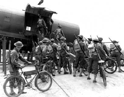 Training airborne infantry . The men receive preliminary training in especially built fuselages called mockups which are exact replicas of the plane in which they receive the advanced training . Troops with bicycles embark up the ramp, Copyright: Topfoto  !ACHTUNG AUFNAHMEDATUM GESCHÄTZT! UnitedArchives1311497