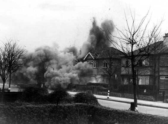 Smoke and debris thrown skywards after a direct hit from a German bomb in the suburbs, London United Kingdom England Copyright: Topfoto  !ACHTUNG AUFNAHMEDATUM GESCHÄTZT! UnitedArchives1317159