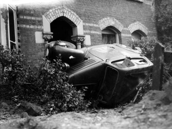 Home front 1940. A Ford pilot lands upside down in a Bexley garden, having been caught by the explosion of a German bomb, which created a large crater next to it., Bexley London United Kingdom England Copyright: Topfoto  !ACHTUNG AUFNAHMEDATUM GESCHÄTZT! UnitedArchives1323208