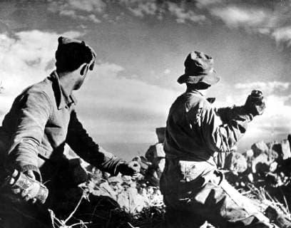Two soldiers in the Spanish Civil War throwing hand grenades 1936 - 1939, Spain Copyright: Topfoto  !ACHTUNG AUFNAHMEDATUM GESCHÄTZT! UnitedArchives1339182